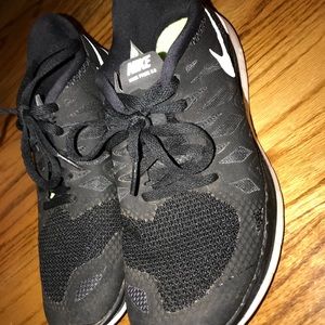 Black nike tennis shoes